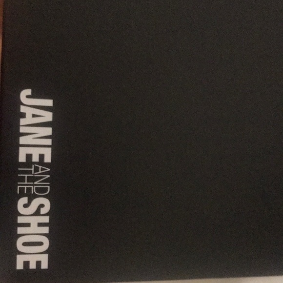 Jane and the shoes - Picture 3 of 3